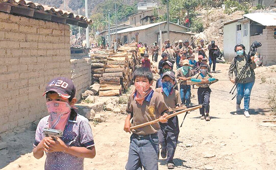 En Ayahualtempa, más de 200 integrantes de la policía comunitaria realizaron una marcha en la que participaron niños armados. Foto: ESPECIAL