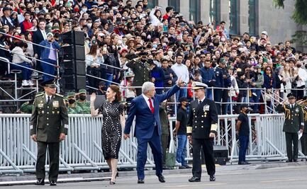Esto cuesta el vestido que usó Beatriz Gutiérrez en el desfile del 16 de Septiembre