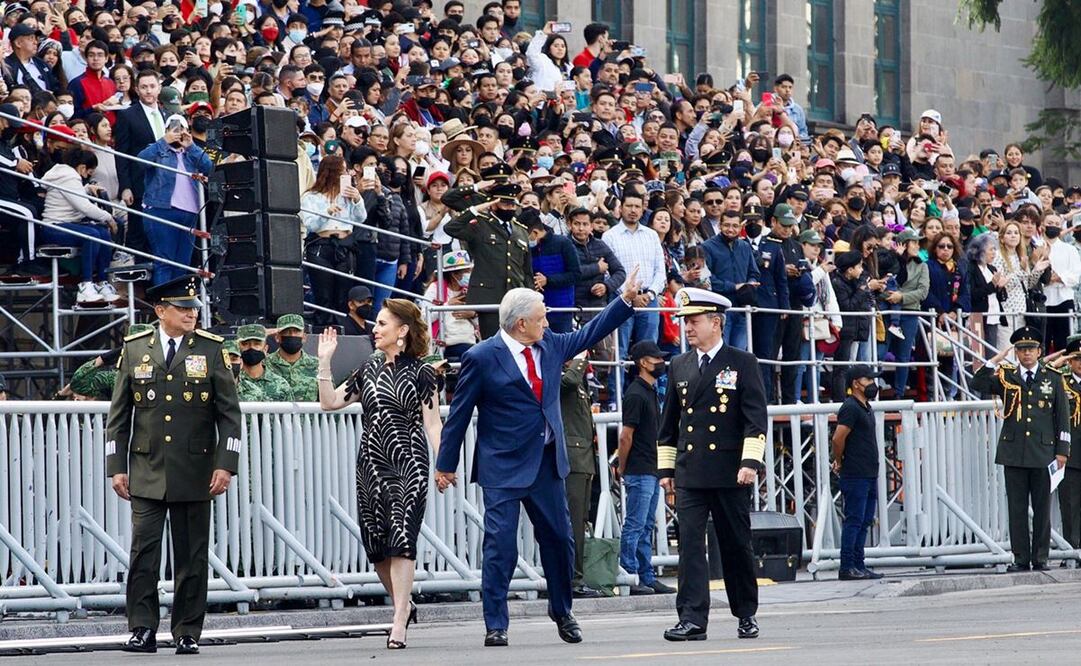 Esto cuesta el vestido que usó Beatriz Gutiérrez en el desfile del 16 de Septiembre
