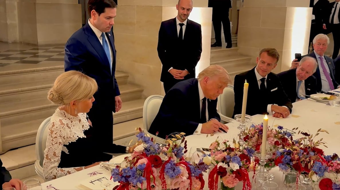 Captura de un video difundido en la cuenta en X @Scavino47 del asesor presidencial Dan Scavino del presidente de Estados Unidos, Donald Trump, firmando el acuerdo con Irán junto a su homólogo de Francia Emmanuel Macron este miércoles, en el Palacio de Versalles. Foto: EFE