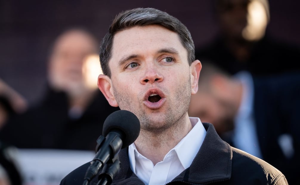 El representante texano James Talarico, demócrata por Austin, se dirige a la multitud durante una manifestación contra el ICE en el Parque Panamericano del Este de Austin, el 31 de enero de 2026. Foto: AP