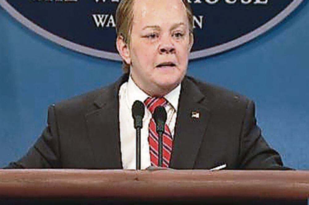 Melissa McCarthy es Spicer y Alec Baldwin, Donald Trump. (SNL)
