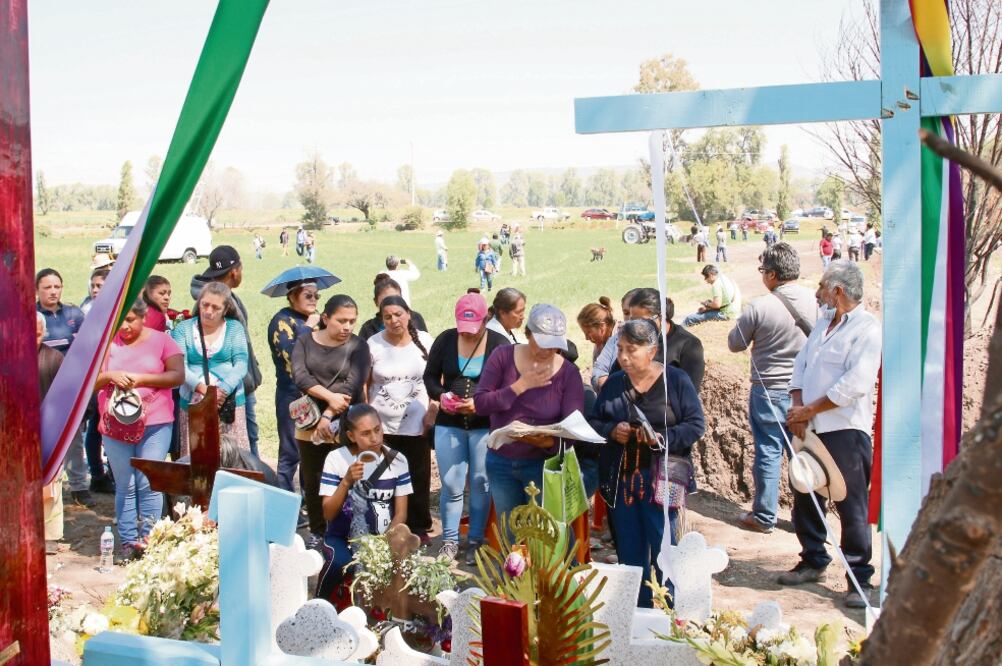 Pobladores de Tlahuelilpan acuden a la cruz que permanece como recuerdo de Hugo Antonio García El Esquititos, quien se ganó el corazón de la localidad con su singular anuncio de su puesto de esquites. Foto: BLANCA GUTIÉRREZ. EL UNIVERSAL