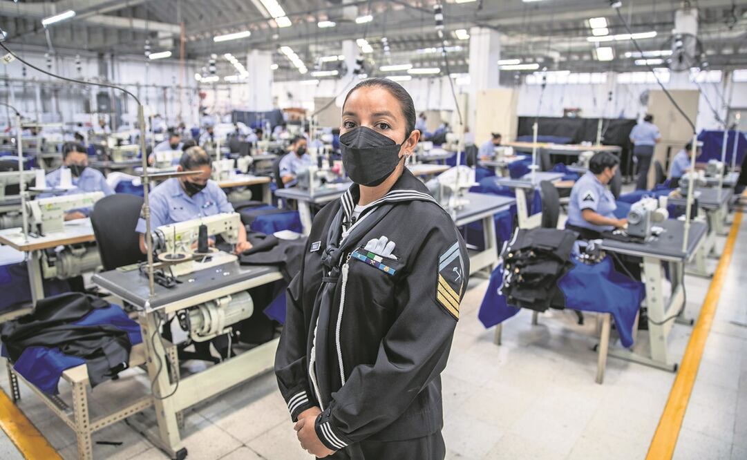 La tercer maestre María de Lourdes García es una de las 337 mujeres que laboran en la Fave, donde también trabajan 117 sastres y costureros. Foto: GERMÁN ESPINOSA/ EL UNIVERSAL