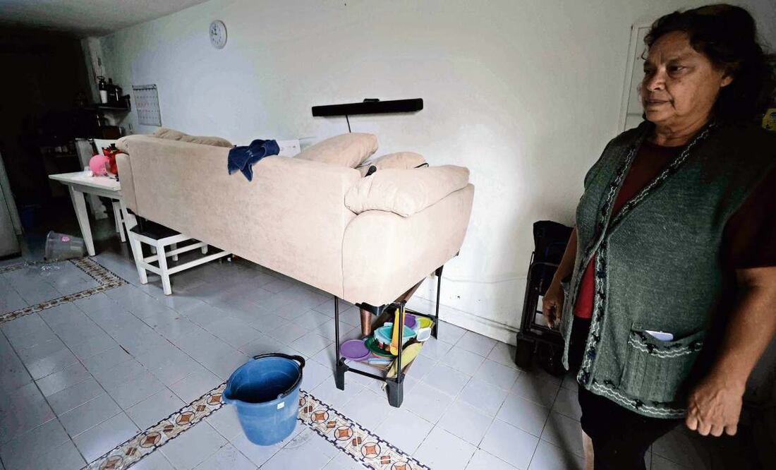 Residentes de la Unidad Habitacional Mirasoles, en la alcaldía Iztapalapa, comentaron que por la inundación, nuevamente tiraron muebles echados a perder. Foto: Diego Simón / EL UNIVERSAL