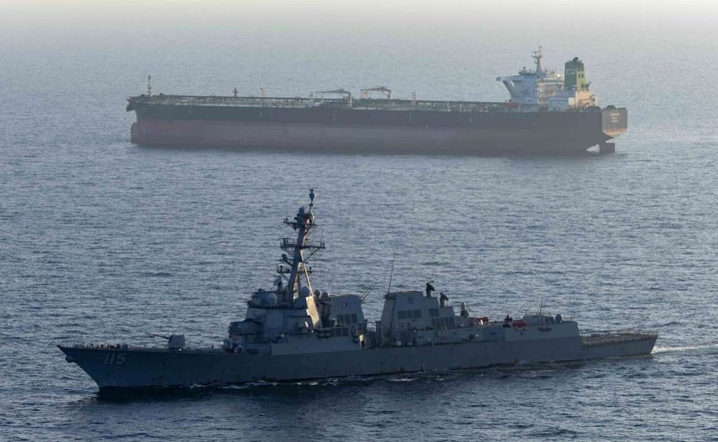 El destructor de misiles guiados USS Rafael Peralta (DDG 115) hace cumplir el bloqueo estadounidense de los puertos iraníes contra el M/T Stream después de que intentara navegar hacia un puerto iraní, el pasado 26 de abril. Foto: EFE