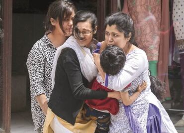 Vuelve a temblar en Nepal; la gente sale a las calles, aterrada