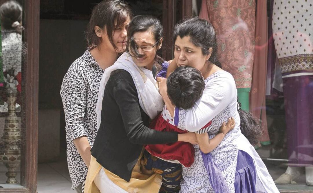  Una mujer observa los escombros de casas colapsadas, tras el terremoto de 7.3 que sacudió ayer a Nepal