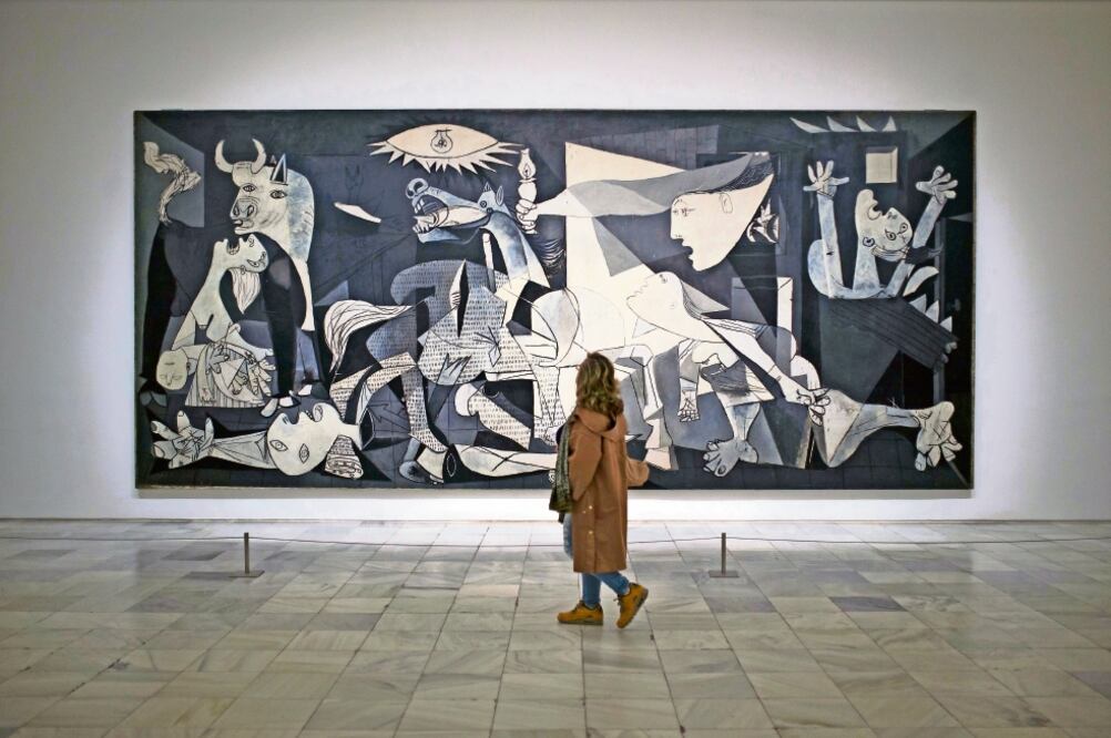 Una de las pinturas más famosas de Picasso, Guernica, en la presentación de la muestra en el Museo Reina Sofía de Madrid (JAVIER SORIANO. AFP)