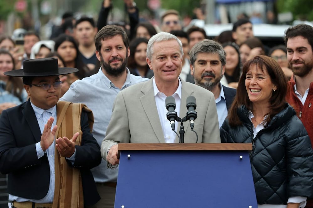 El candidato José Antonio Kast, del Partido Republicano, habla ante sus simpatizantes, tras votar en la segunda vuelta de las presidenciales en Chile, donde se impuso por amplio margen. FOTO: JAVIER TORRES. AFP