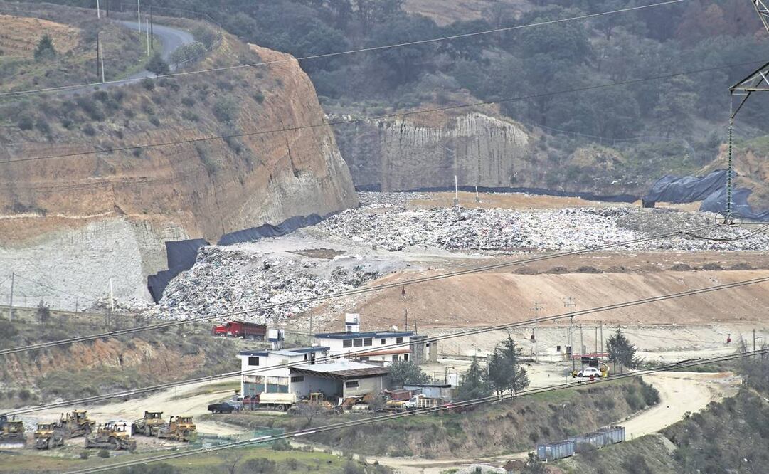 El tiradero de San Miguel Mimiapan en Xonacatlán, Edomex, fue clausurado por la Profepa debido a irregularidades en permisos ambientales; en promedio, cada mes recibía 16 mil 159 toneladas de basura. Foto: Jorge Alvarado/EL UNIVERSAL
