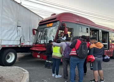 Choque en la GAM: Metrobús, tráiler y un auto involucrados; hay nueve lesionados