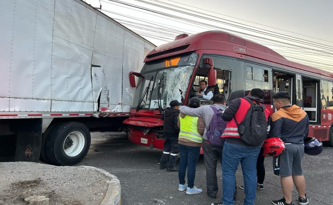 Choque de unidad del Metrobús deja nueve lesionados en Calzada Vallejo. Foto: Especial