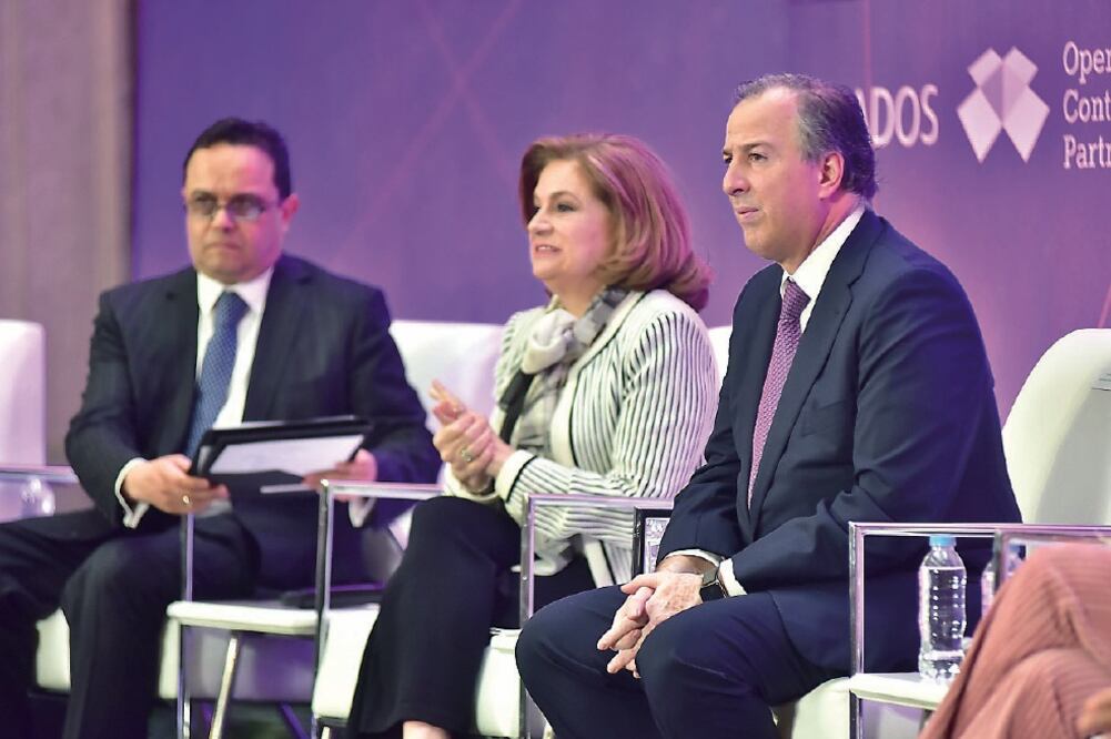 Arely Gómez, secretaria de la Función Pública, y José Antonio Meade, secretario de Hacienda, al lanzar la plataforma Contrataciones Abiertas (CORTESÍA)
