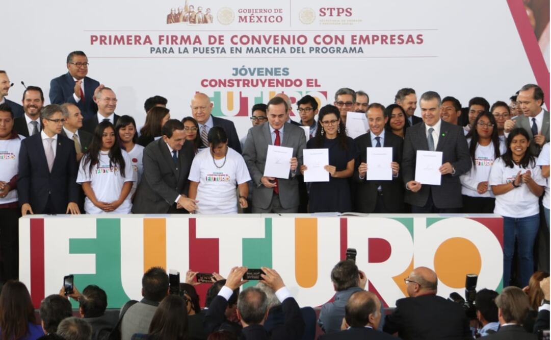 Roberto Saint de Robotix, Horacio Duarte, María Luisa Alcalde, secretaria de trabajo; Graciela Márquez, secretaria de Economía; Juan Pablo Castañón y Alfonso Durazo, durante la primer firma de convenio. FOTO: Carlos Mejía/EL UNIVERSAL