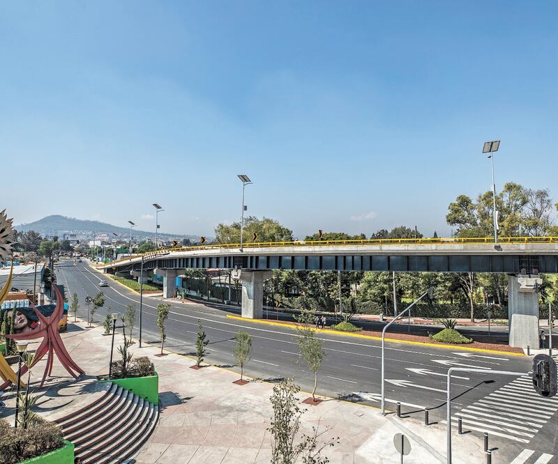 La adecuación del puente vehicular mejorará la movilidad de quienes buscan incorporarse a la autopista a Puebla. Foto: SERGIO TAPIA. EL UNIVERSAL