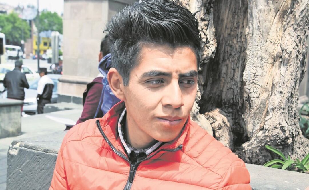 Beneficio. A Carlos, empleado del Registro Civil, le agrada el Horario de Verano, pues se siente más seguro al regresar a casa cuando aún hay luz del sol. Foto: JORGE ALVARADO. EL UNIVERSAL