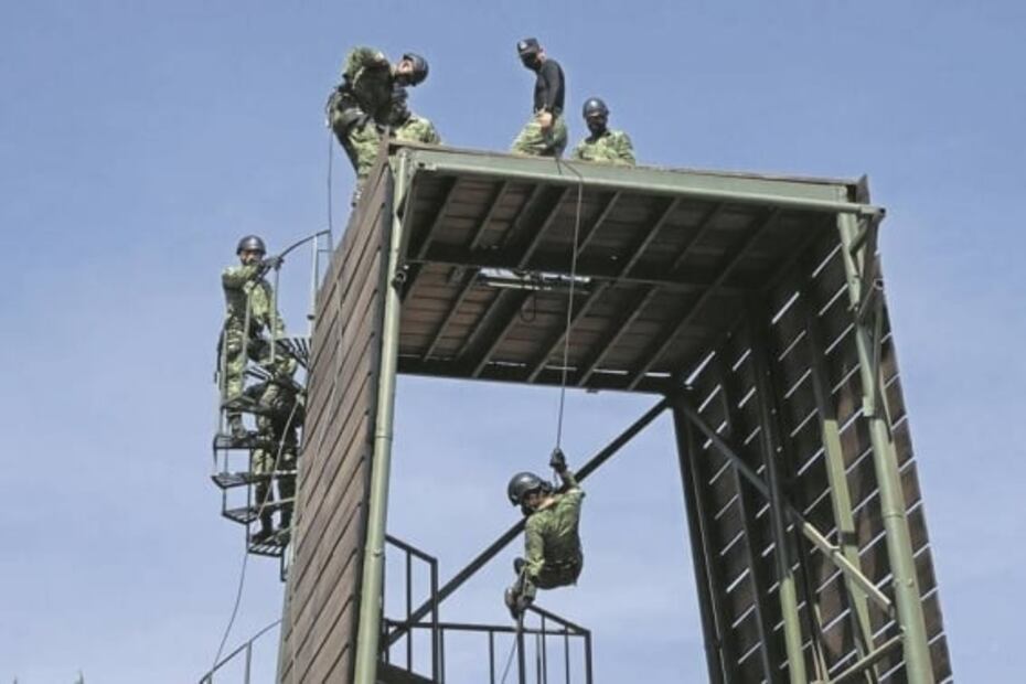 Curso militar para proteger y rescatar