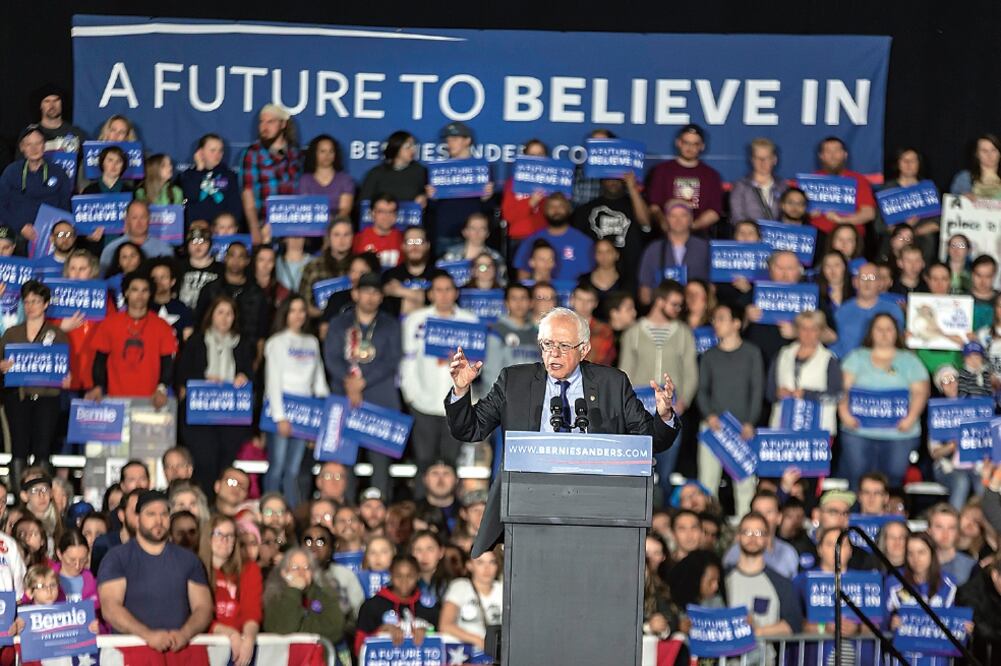 Ante más de 8 mil simpatizantes en Wisconsin, el senador Bernie Sanders se mostró confiado ayer de que conseguirá la candidatura presidencial demócrata (ANDY MANIS. AP)
