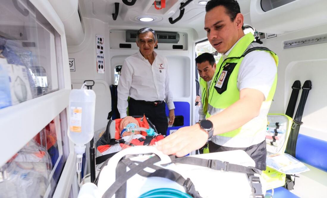 Américo Villarreal Anaya entregó 16 nuevas ambulancias para incrementar la capacidad operativa del Centro Regulador de Urgencias Médicas. Foto: Especial