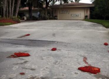 Graffitean casa del dentista que mató a león Cecil