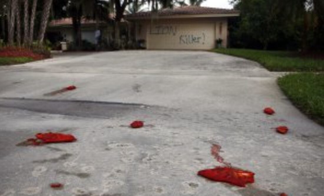 Patas de cerdo ensangrentadas fueron esparcidas en el patio (Foto: AP)
