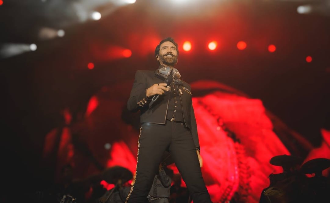 Alejandro Fernández en la "Serenata más grande del mundo". 
Foto: Ocesa Seitrack. 