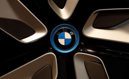 Peatón abolla auto con salchicha en Alemania