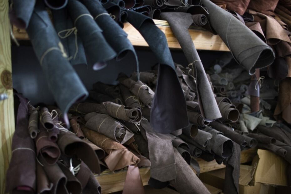 Ford encuentra 100 mil dólares en pieles limpiando su sótano, las dona a negocios locales