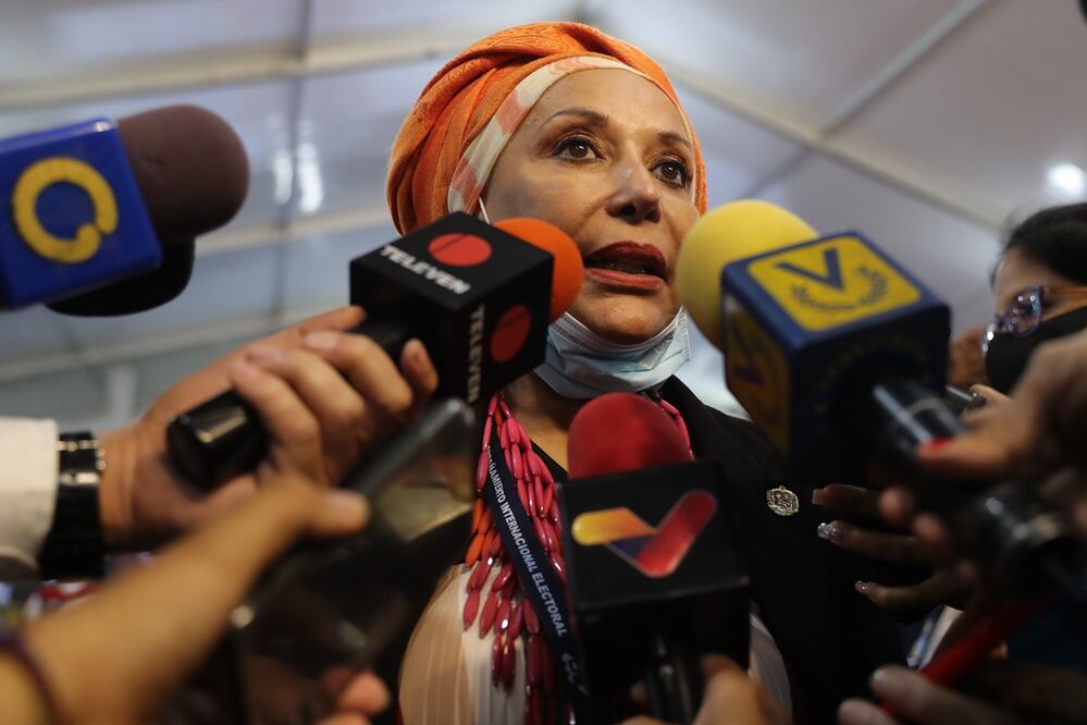 La exsenadora colombiana Piedad Córdoba habla en el Consejo Nacional Electoral, en Caracas. Foto: EFE
