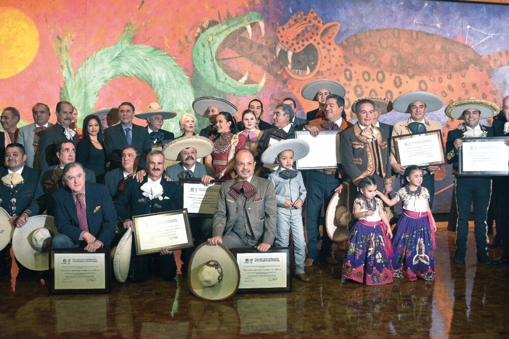 Charros de distintos estados recibieron el certificado de la declaratoria. (ALONSO ROMERO. EL UNIVERSAL)