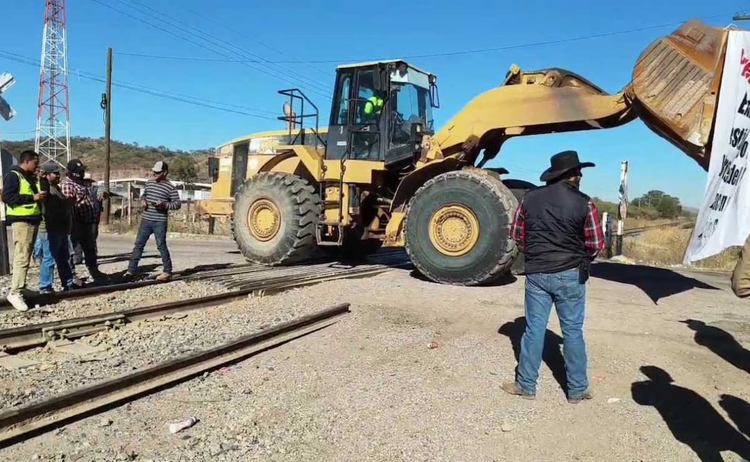 Bloquean vías del ferrocarril por adeudo millonario en obra federal en Nogales (16/12/2025). Foto: Especial