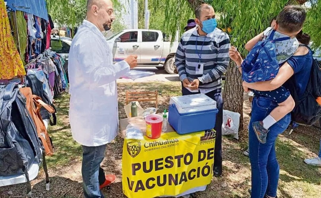 Una familia en un puesto de vacunación en Chihuahua. (06/03/2025) Foto: Especial