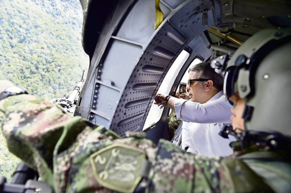 El mandatario colombiano, Iván Duque, durante un sobrevuelo en el departamento de Tumaco, en Colombia. (EFE)