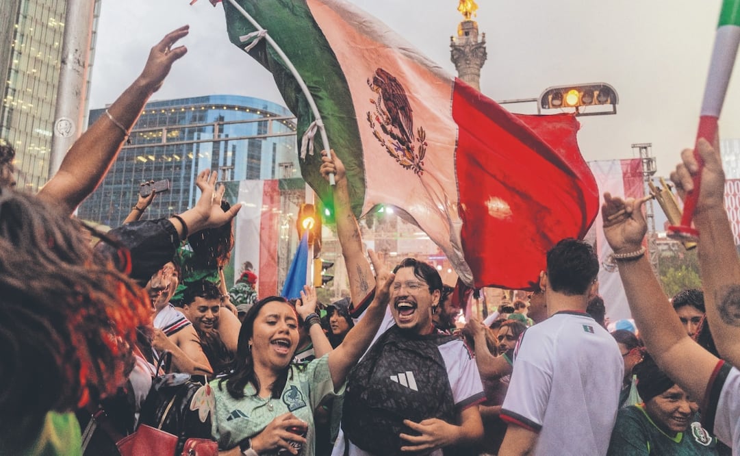 Festejos en el Ángel de la independencia, bandera de México. Foto: Hugo Salvador/ EL UNIVERSAL