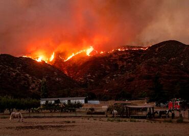 Bomberos de California combaten incendio al este de Los Ángeles