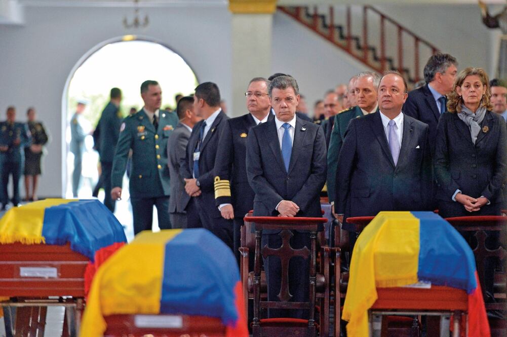 El presidente Juan Manuel Santos (centro), junto con altos mandos militares colombianos, ayer, durante las exequias en Bogotá de los soldados que murieron el lunes en enfrentamientos con la guerrilla del ELN en Güicán, Boyacá (EFE)
