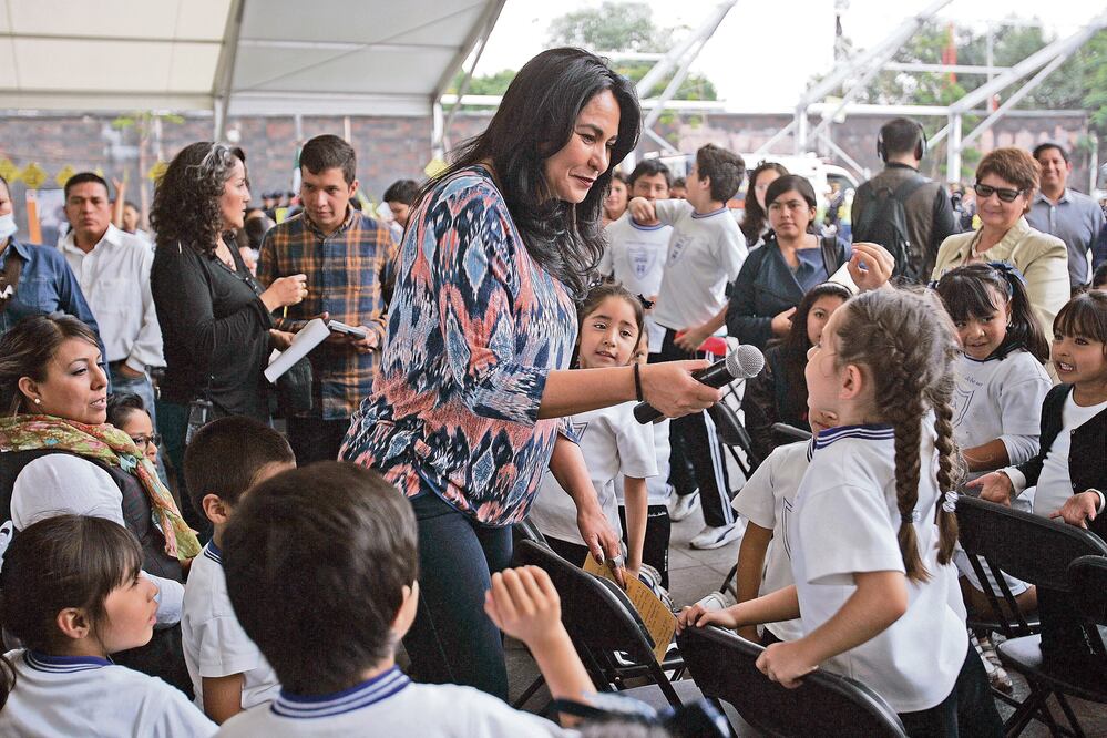 Dione enseña su músculo