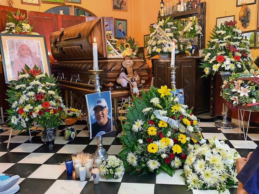 El funeral del periodista Alejandro Martínez Nogués, asesinado el domingo en Celaya, tuvo lugar en la casa de su madre, donde las autoridades estatales montaron un operativo de seguridad. Foto: Especial