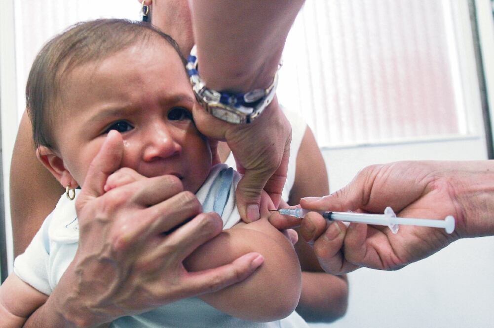 La campaña de vacunación contra la influenza registra un avance de 78%, al aplicar 968 mil 164 de la meta de 1 millón 239 mil 641 dosis, dice la secretaría. (ARCHIVO EL UNIVERSAL)