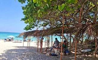 Extranjero se apropia de playa en Chuburná, Yucatán; coloca palapas sin permiso y cobra a los turistas