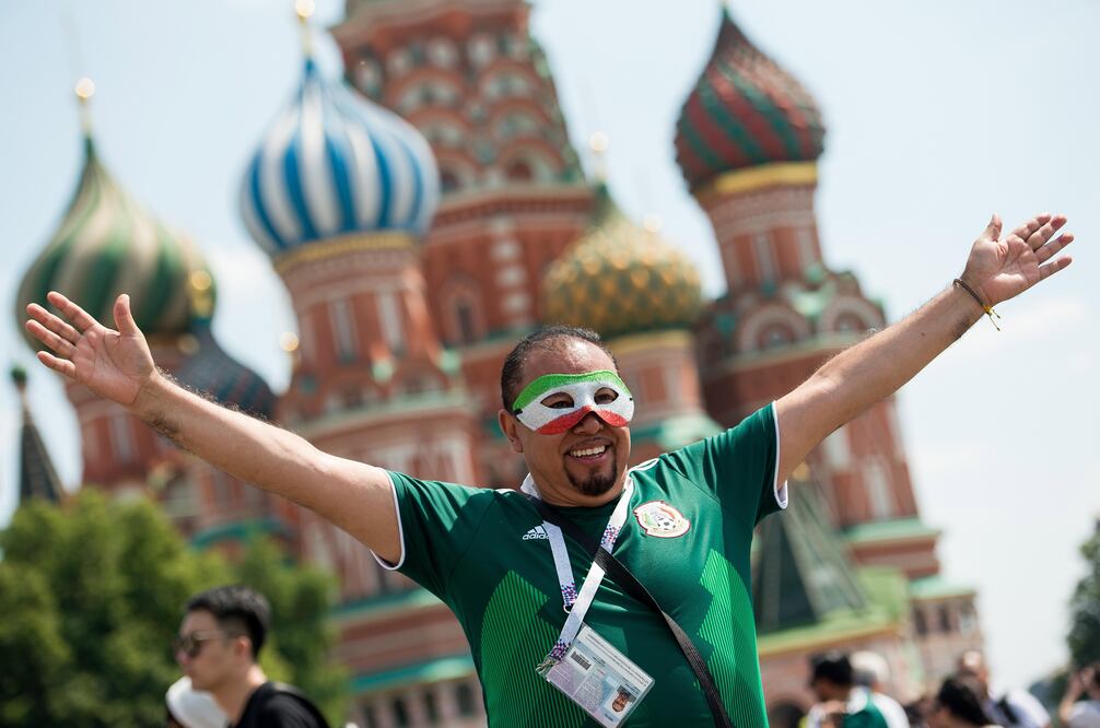 Aficionado se lanza de farol en Moscú y convulsiona. Video
