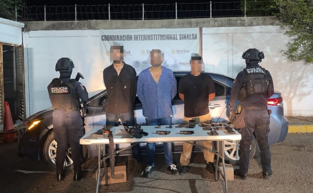 Capturan a tres hombres armados; viajaban en auto robado con fusiles y más de 300 cartuchos en Culiacán. Foto: Especial