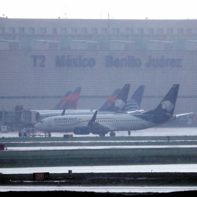 Debido a las precipitaciones, en el aeropuerto capitalino se realizaron cabo trabajos de desalojo de agua pluvial que ocasionan encharcamientos en el área operativa. Foto/ARCHIVO EL UNIVERSAL