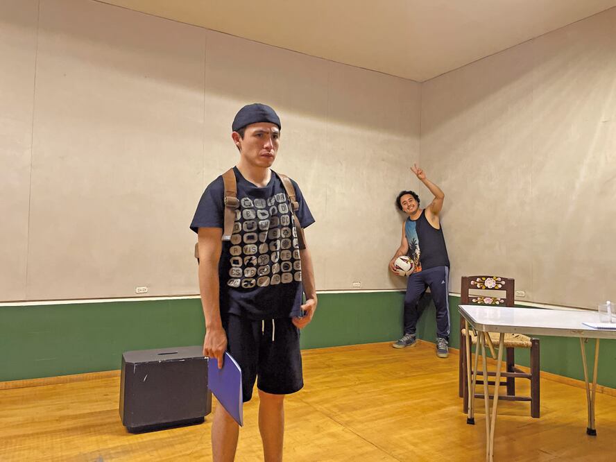 Ortiz (al fondo) interpreta a un bully llamado Manu, quien le hace la vida imposible al protagonista, un niño de nombre León (Luis Curiel). Fotos. de COMPAÑÍA ME DIJO, LE DIJO, LE DIJE