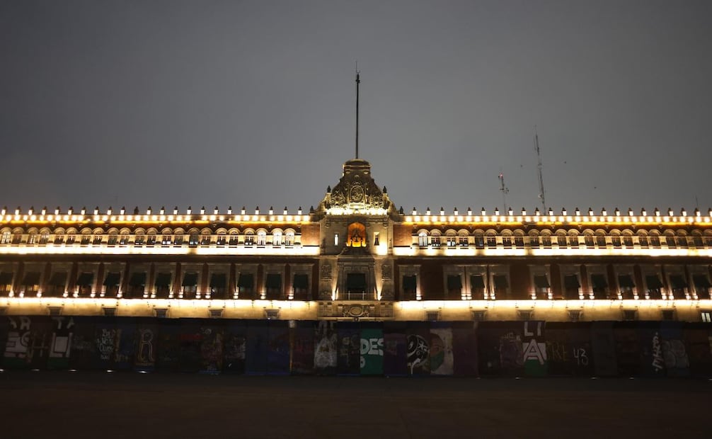 Trabajadores de limpia de la Ciudad de México colocan vallas en el Zócalo capitalino para la marcha que se celebrará el próximo domingo 8 de marzo por el Día Internacional de la Mujer. Foto: Valente Rosas/ EL UNIVERSAL