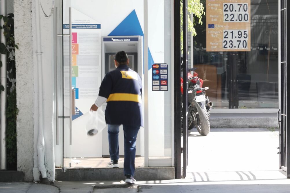 BBVA Research dijo en el reporte que su estimación para el tipo de cambio al cierre del presente año es de 22.09 pesos por dólar (ARCHIVO EL UNIVERSAL)