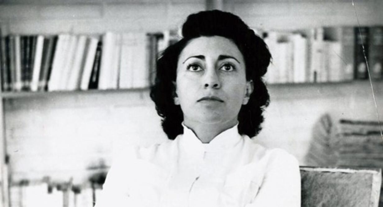 Rosario Castellanos (1925–1974), escritora y poeta mexicana revela cómo la clase media mexicana fabrica clósets, salva apariencias y paga el precio emocional de la intolerancia. Crédito: Colección privada de Gabriel Guerra Castellanos