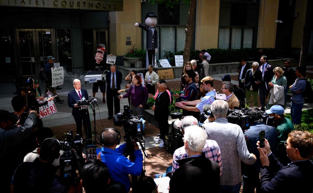 El abogado de Elon Musk, Marc Toberoff, habla afuera del tribunal de Oakland durante el juicio de Elon Musk contra OpenAI. Foto: AFP.