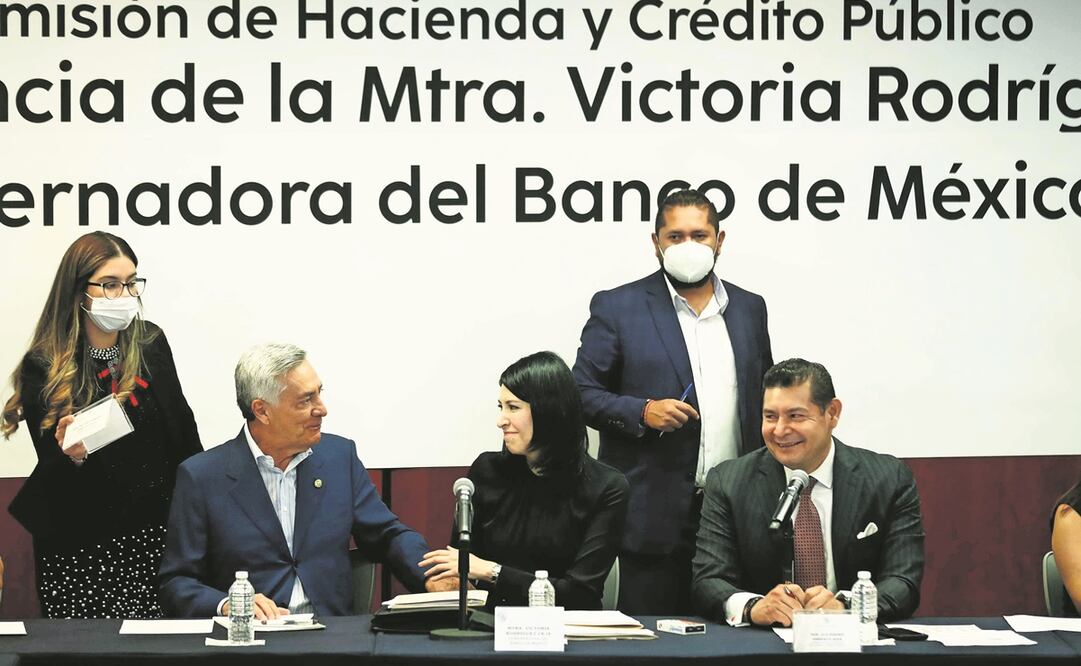 Victoria Rodríguez Ceja, gobernadora del Banco de México, compareció ante senadores cuatro meses después de haber sido ratificada en el cargo; la funcionaria llegó puntual a la cita, acompañada de otros servidores de la institución. Foto: DIEGO SIMÓN SÁNC